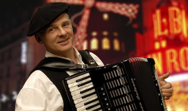 Zanger / accordeonist / gitarist Hans de Cock neemt zijn toeschouwers mee naar Parijs.