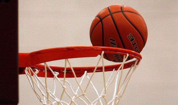 De bal vindt de basket.