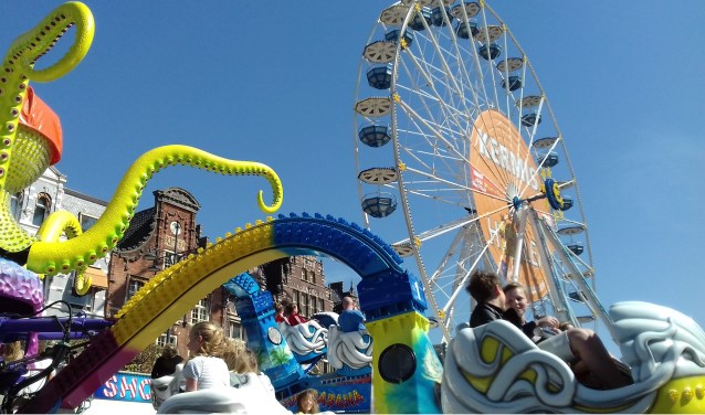 Een zonovergoten kermis op de Grote Markt.