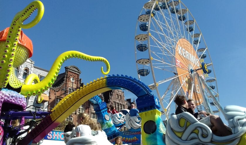Een zonovergoten kermis op de Grote Markt.