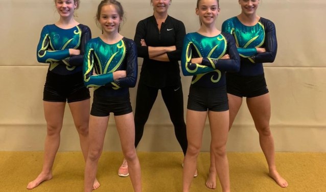 De TTL-turnsters en hun coach Danielle staan klaar voor de strijd.