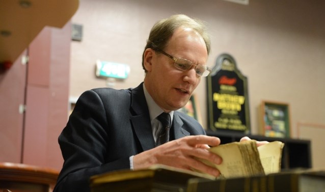 Arie Molendijk taxeert boeken.