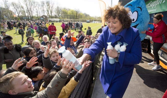 Joke Cuperus (PWN) feliciteert de kinderen van De Wadden met hun winnende Yell.