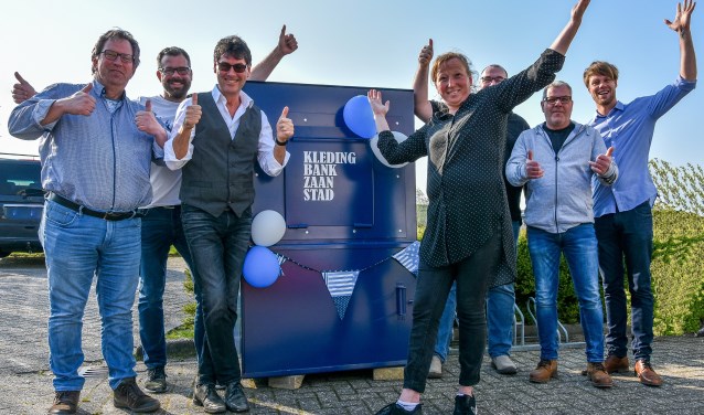 V.l.n.r. Herman de Graaff (secretaris Kledingbank Zaanstad), Bas Husslage (manager Zaanse Uitdaging), Ron Kistenmaker (matchgroep Uitdaging), Lonneke Kroon (manager Kledingbank), Erik van Nek (K. van Nek), Cor de Rover (KSC Int) en Lester Claassens (Schoen BV).