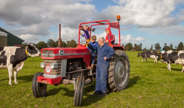 Naast vele leuke activiteiten leren bezoekers hoe het er op de boerderij nou echt aan toe gaat.
