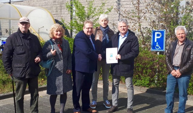 Op de foto: leden van de PGBC woonden vanmorgen de overhandiging bij van het adviesrapport door voorzitter Edwin Steeman aan wethouder Paul Slettenhaar. Ook raadslid Ada Greuter is aanwezig.