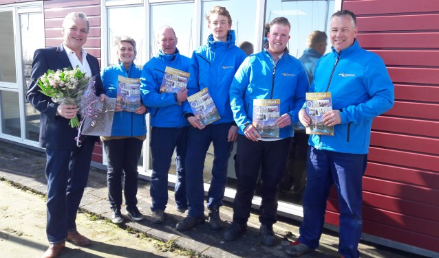 Overhandiging eerste exemplaar.