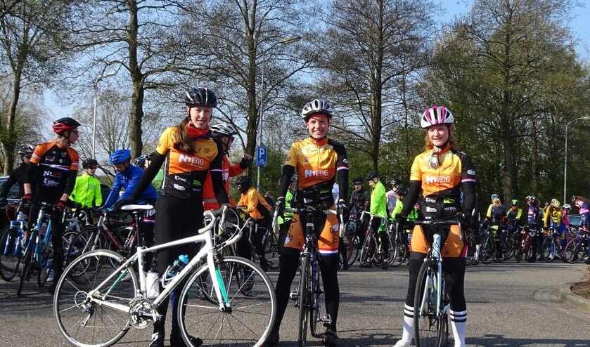 Maite, Jet en Rosanne komen 27 april aan in Hoogwoud. Wie geeft ze een warm welkom?