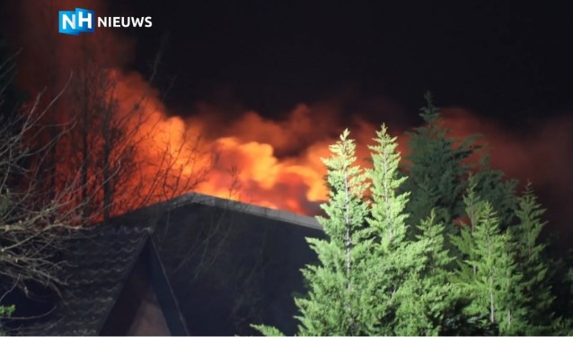 De grote brand in Zwaanshoek legde een loods in de as.