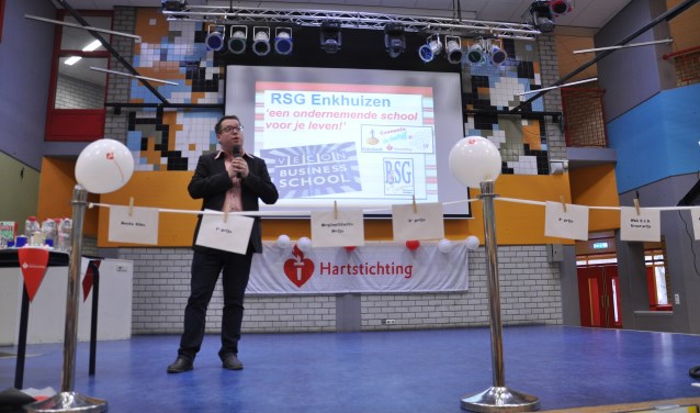 Vertegenwoordigers van de Hartstichting nemen de cheque van € 1599,- in ontvangst van vmbo-2, terwijl ze een dag eerder al een cheque mochten krijgen van € 2399,- namens havo-2.