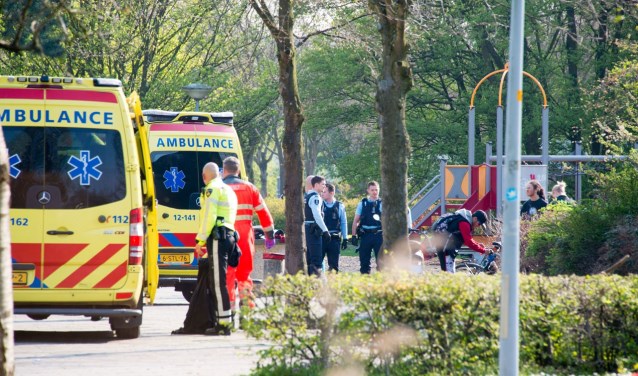 Bij een steekpartij in de Lutulistraat zijn vier jongeren gewond geraakt. Allen zijn overgebracht naar het ziekenhuis.