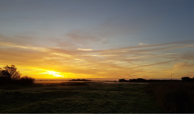 Geniet van de zonsopkomst tijdens de vroege vogelwandeling.