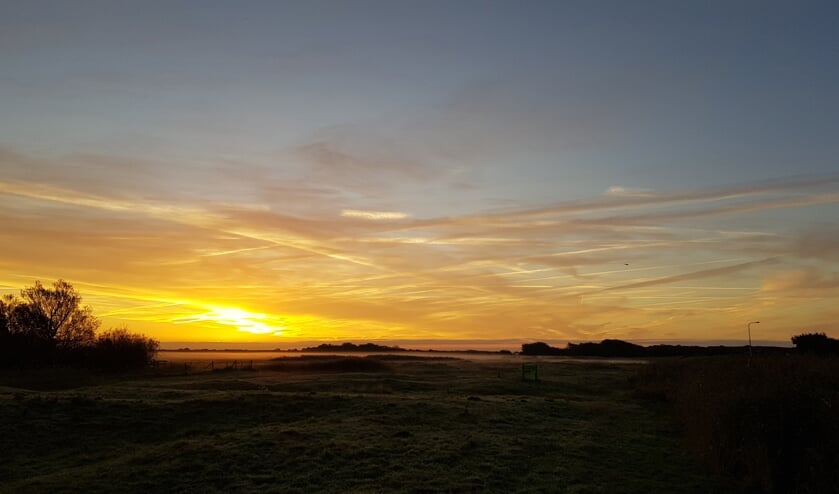 Geniet van de zonsopkomst tijdens de vroege vogelwandeling.