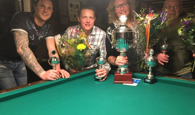 De finalisten Roy Smit (2), René Mul (3), kampioen Frederieke Wagenaar en Hans Tamis (2).
