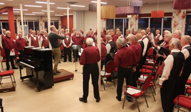 Volle bak tijdens de repetitieavond in 'De Jeugd van Gisteren’ met de zangers van Zang en Vriendschap en het Deense mannenkoor.