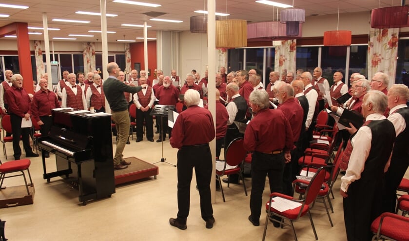 Volle bak tijdens de repetitieavond in 'De Jeugd van Gisteren’ met de zangers van Zang en Vriendschap en het Deense mannenkoor.