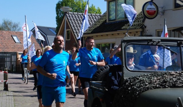 Om de vrijheid te delen en te vieren, wordt het bevrijdingsvuur elk jaar opgehaald door een groep sportieve Langedijkers.