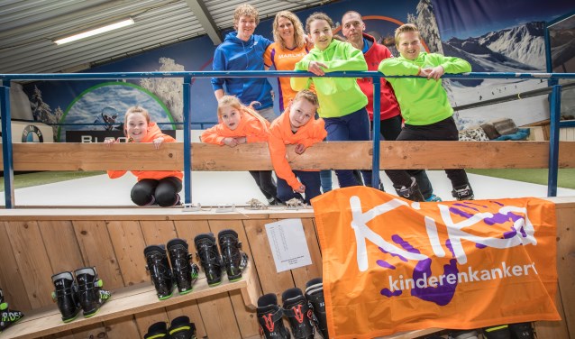 Van boven naar beneden en van links naar rechts: Vincent Vriend, Marlies Driessen, Robin van Nispen, trainer Luccio Sarlui, Shayne Godfriedt, Zonne Somer, Sara Geus en Luuk Kroonenberg.