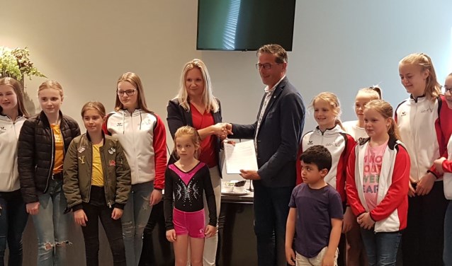 Overhandiging petitie GTS aan wethouder Slagter.