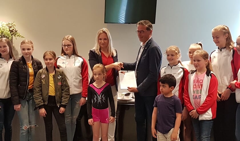 Overhandiging petitie GTS aan wethouder Slagter.
