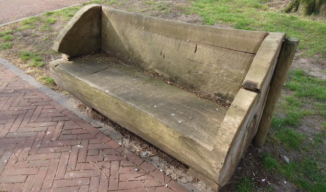 Bankje vervaardigd uit de iep op het stationsplein te Beverwijk