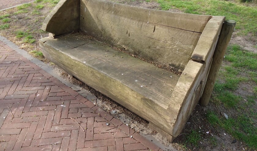 Bankje vervaardigd uit de iep op het stationsplein te Beverwijk
