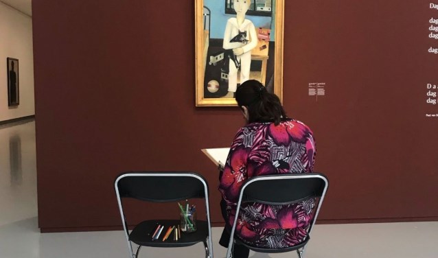 Schets zelf de mooiste composities tussen de kunstwerken en gebruik verschillende tekenmaterialen.