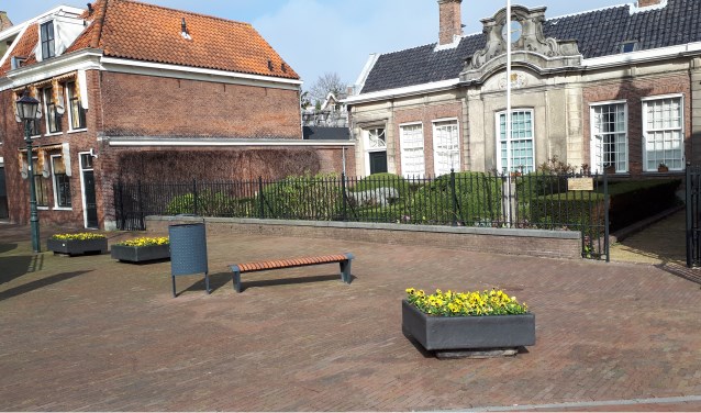 De stenen bakken voor het hofje van Noblet.