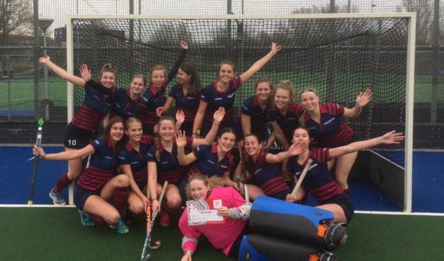 De hockeymeiden van het Kennemer College winnen al hun wedstrijden en plaatsen zich voor de landelijke finale.
