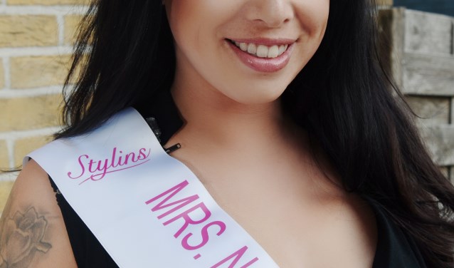 Michelle Brasz met haar Mrs. Netherlands Universe lint
