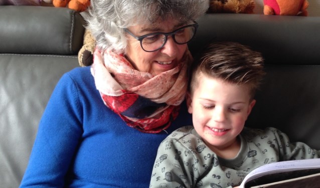 Oma leest voor aan kleinkind.