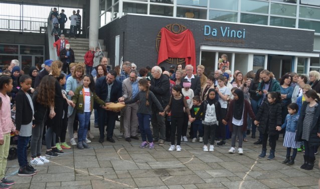Iedereen hand in hand bij de opening van Da Vinci.