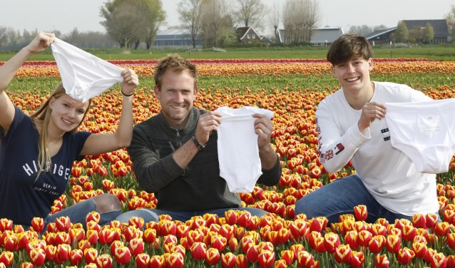 Boer Tom (m) begraaft samen met studenten van het Clusius College katoenen ondergoed om te kijken hoe het met de bodem gesteld staat.