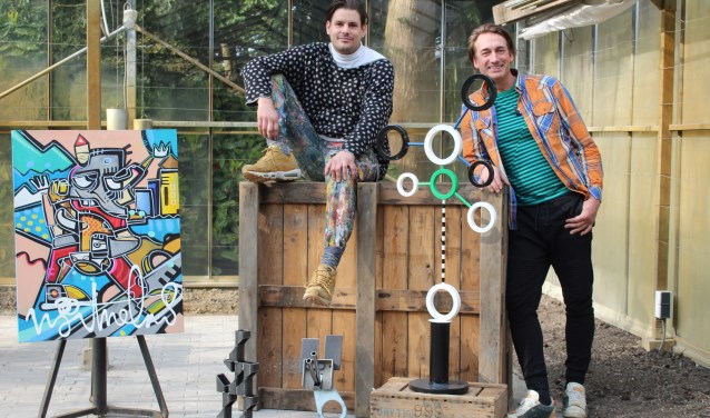 Roy Valentijn (l) en Martijn Schoemaker (D'Arti) laten hun kunstwerken zien in de kas aan de Beatrixstraat in Zwaag.