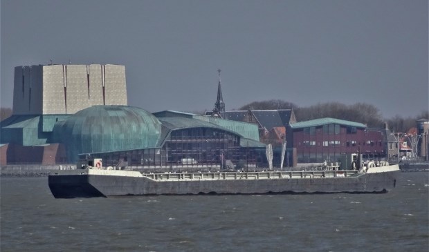 Wie over de Westerdijk rijdt of loopt zal de werkboot ongetwijfeld hebben opgemerkt.