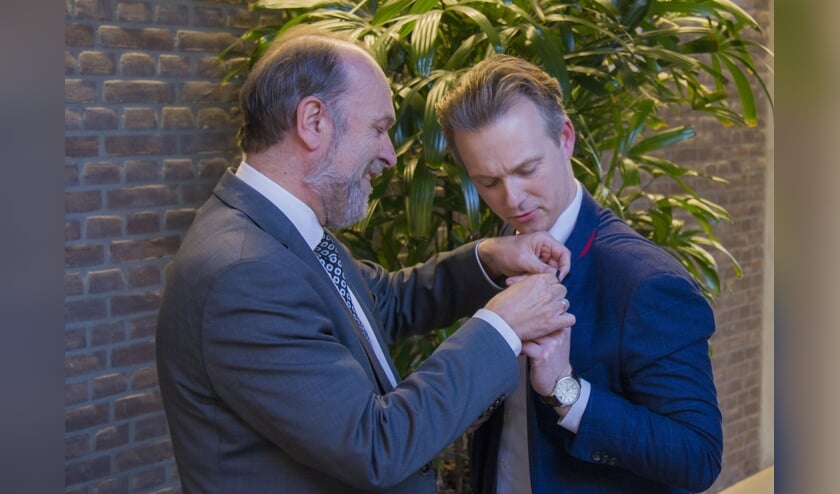 Gido Oude Kotte (r) krijgt het kleinood opgespeld door burgemeester Bert Blase.
