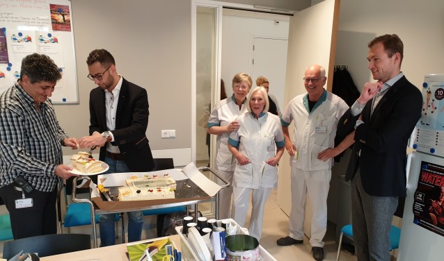 Vrijwilligers worden verrast met taart voor hun goede zorgen voor de patienten in het ZMC.