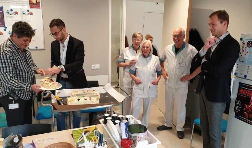 Vrijwilligers worden verrast met taart voor hun goede zorgen voor de patienten in het ZMC.