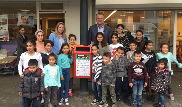 Wethouder Slegers onthulde samen met de tekenaars Sara en Romaisa en de andere afvalrapers de eerste prullenbakken.