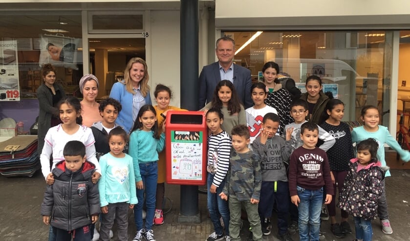 Wethouder Slegers onthulde samen met de tekenaars Sara en Romaisa en de andere afvalrapers de eerste prullenbakken.