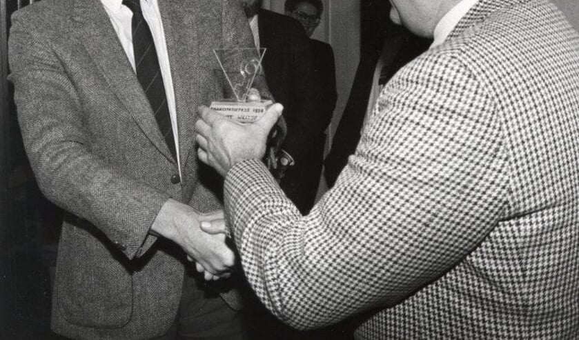 Harry Brinkman ontving van wethouder Bob Siemons in 1990 de Emancipatieprijs.