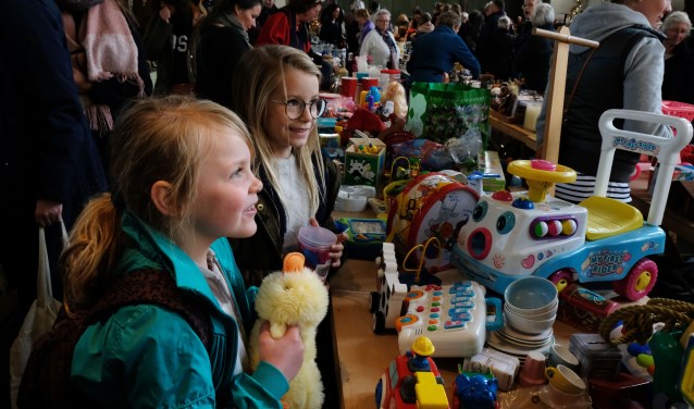Het was ontzettend gezellig tijdens de rommelmarkt in de kerk.