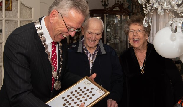 De burgemeester was wat blij met het 'schilderij' van centen vanaf 1948.