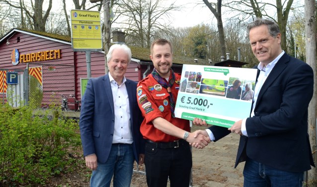 Vlnr: Jan Boudesteijn (TVM foundation), Jan Brakenhoff (Transportbedrijf Brakenhoff), Peter Bleijendaal (Scouting Graaf Floris V).