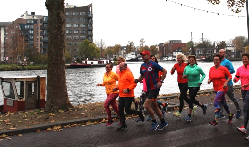 Deelnemers volop in training voor de Zaanbochtrun met tweede van rechts Leon Hamming.