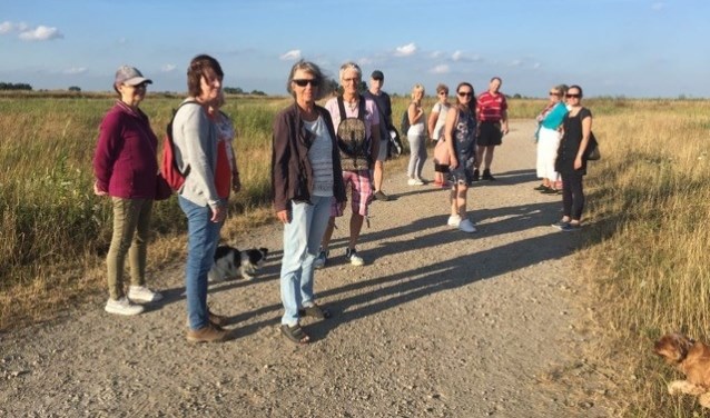 Gezellig wandelen met de groep.