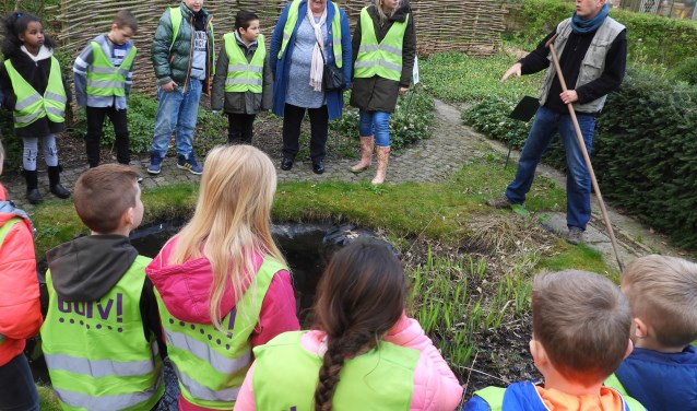 Groep 5 van DURV! school Tochtwaard krijgt een rondleiding door de wijktuin aan de Rekerdijk