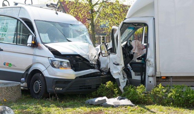 Twee bedrijfswagens botsten frontaal op elkaar.