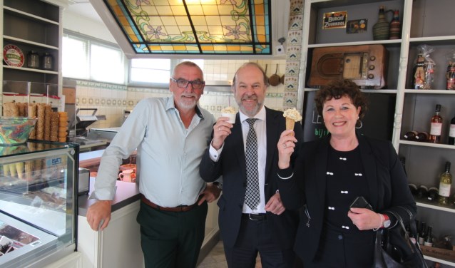 De burgemeesters Blase (midden) en Kompier lieten hun ijsje prima smaken.