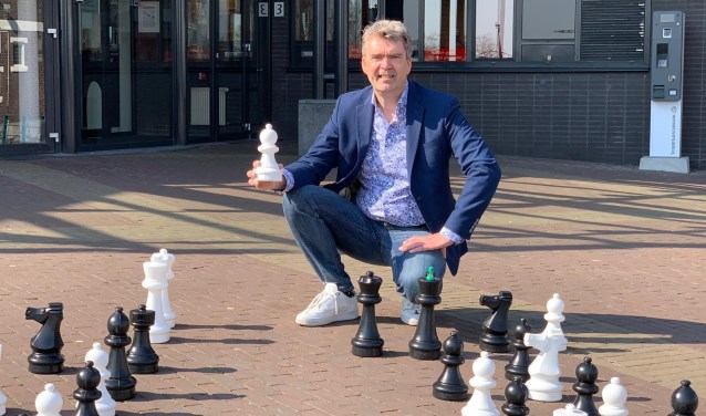 De Zaanse Schaaktrainer Frank Tijdeman voor het Zaantheater. Klaar voor het Guinness Book of Records.